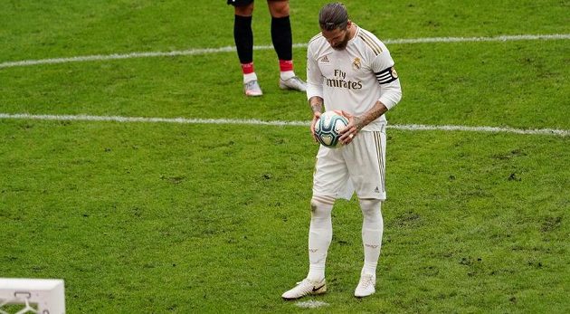 Kapitán Realu Madrid Sergio Ramos se soustředí před pokutovým kopem v ligovém utkání na hřišti Bilbaa ve španělské lize. Ramos dal gól a přiblížil Real Madrid k mistrovskému titulu.