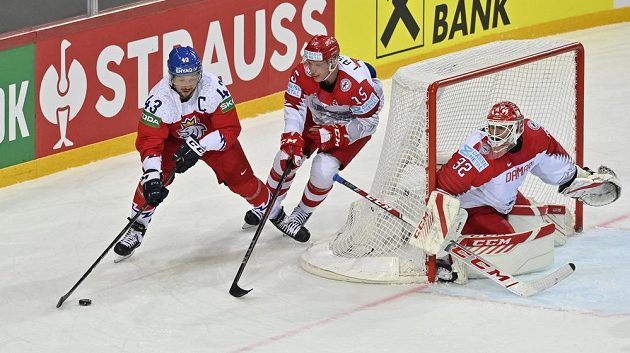 Zleva Jan Kovář, Matias Lassen z Dánska a brankář Sebastian Dahm.