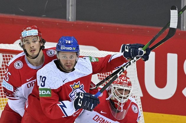 Zleva Oliver Lauridsen, Tomáš Zohorna a brankář Dánska Sebastian Dahm.