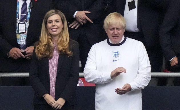 Britský premiér Boris Johnson s manželkou Carrie před finále ME ve Wembley.