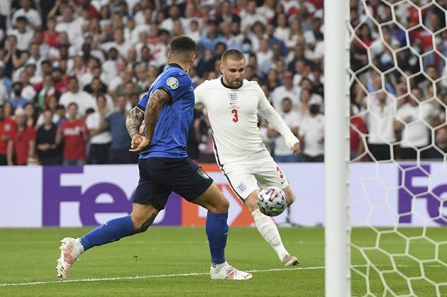 Luke Shaw (vpravo) právě střílí vedoucí gól Anglie ve finále. 